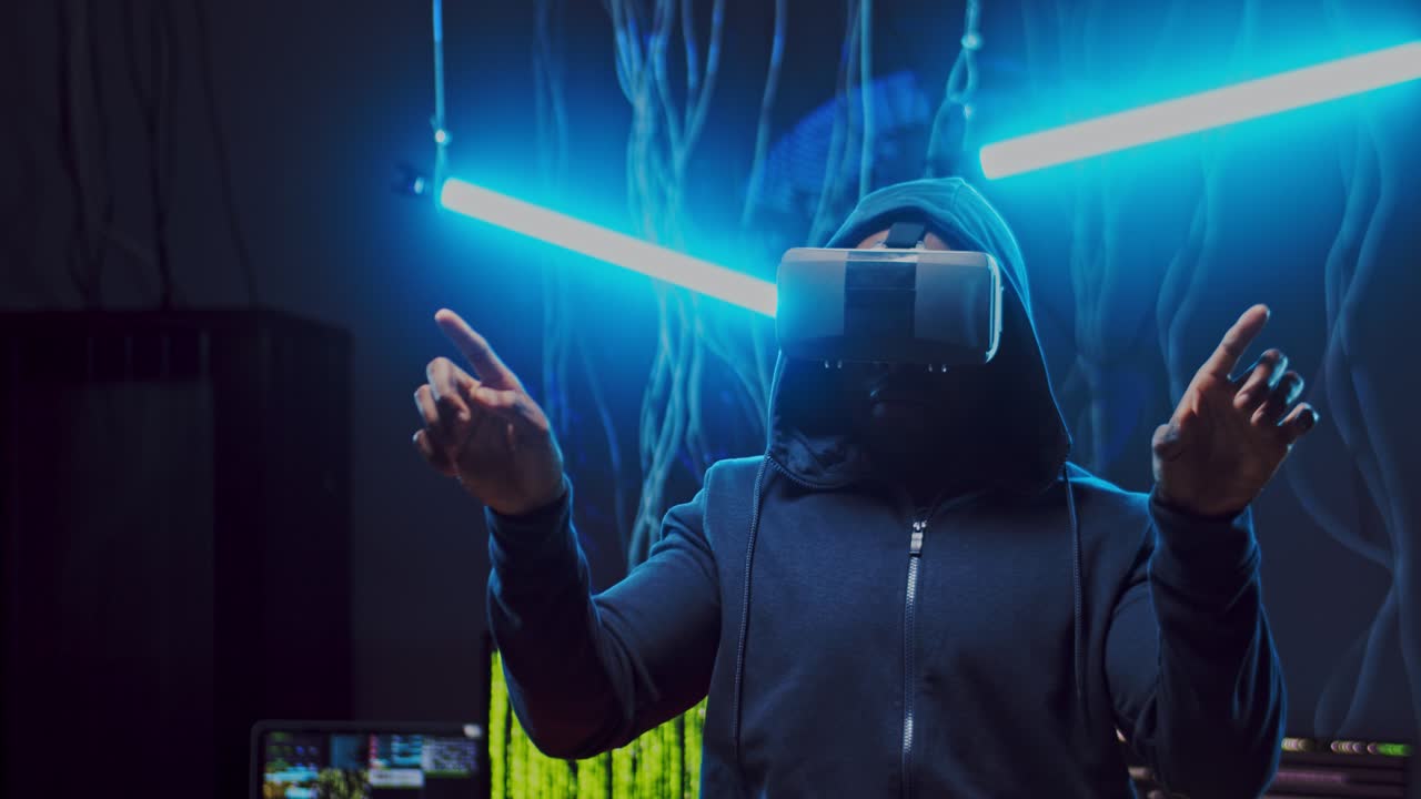 네온 조명, 전선, 컴퓨터가 있는 어두운 방에서 vr 헤드셋을 사용하는 동안 vr 안경을 쓴 남자