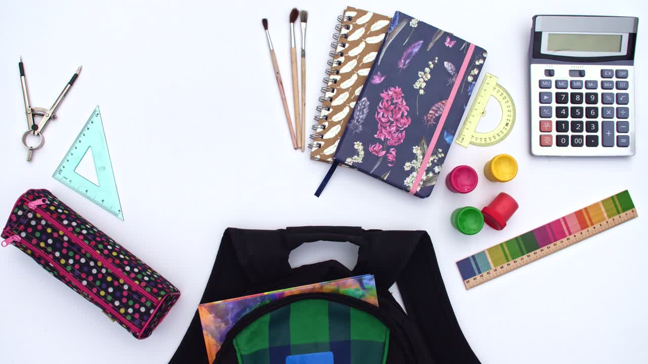 рюкзак с школьными принадлежностями