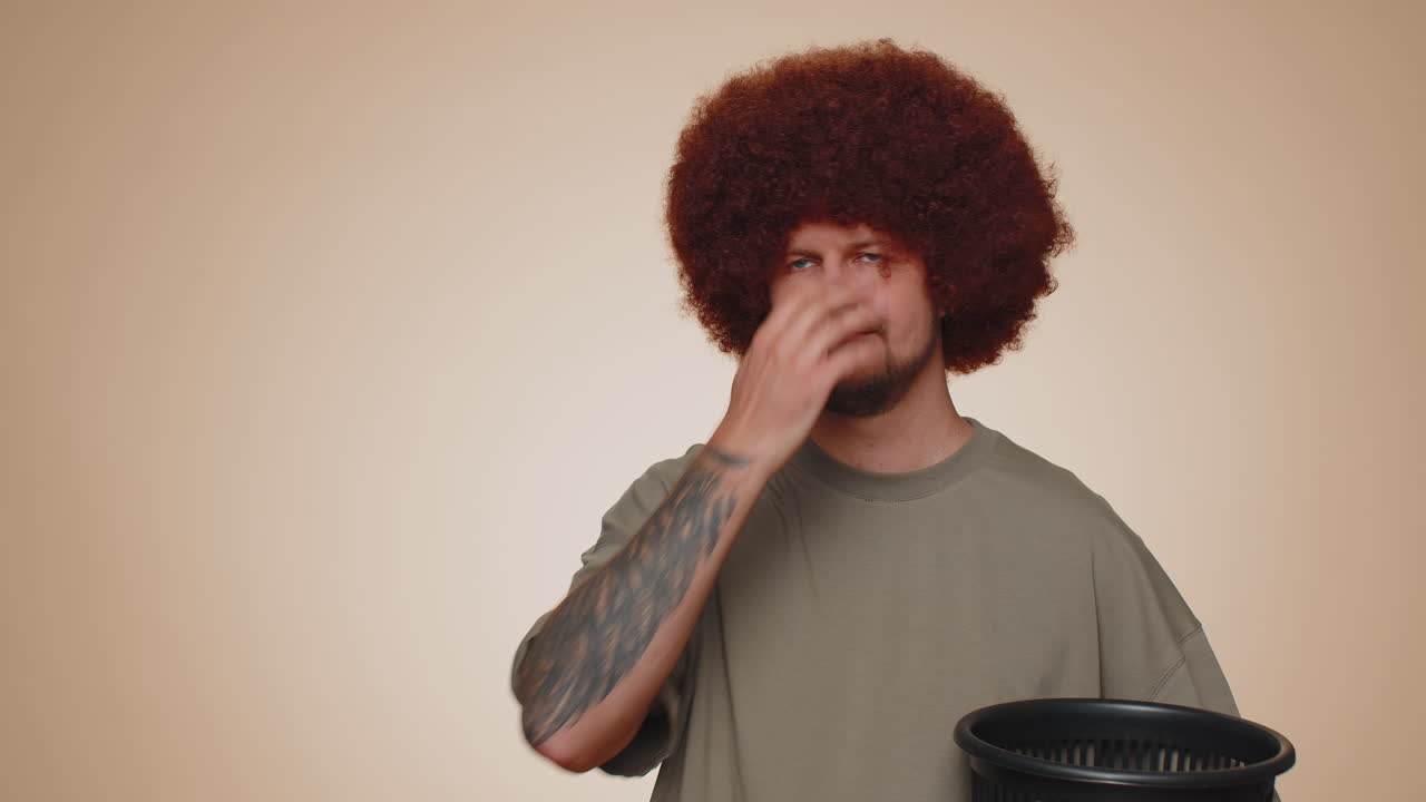 미소 짓는 남자가 떠나고, 시력 레이저 치료 치료 후 쓰레기통에 안경을 던지고 있습니다.