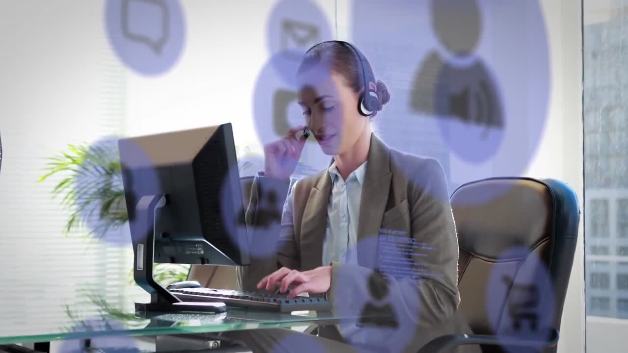 animación de iconos de medios flotando sobre una mujer de negocios usando una computadora