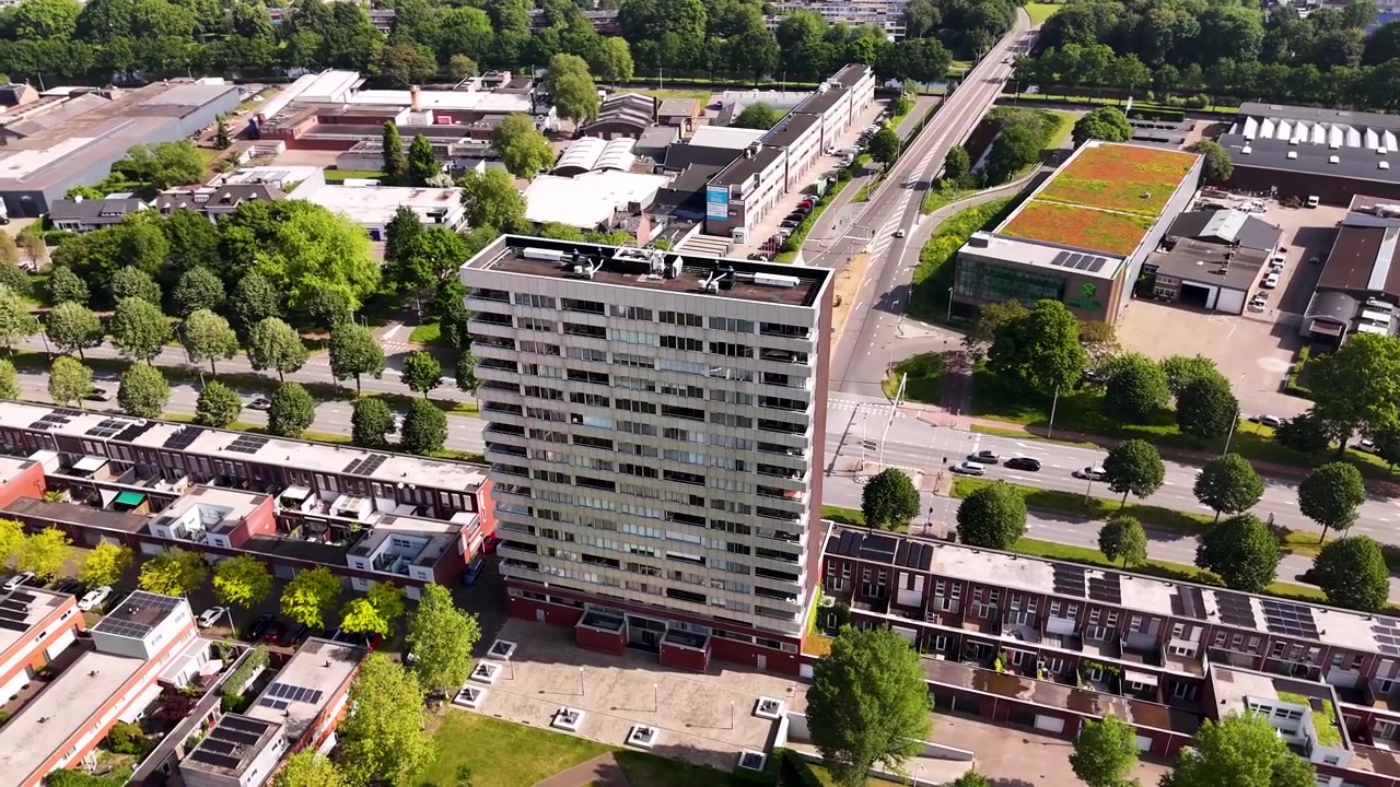 Vista aérea de um edifício residencial alto em um bairro suburbano