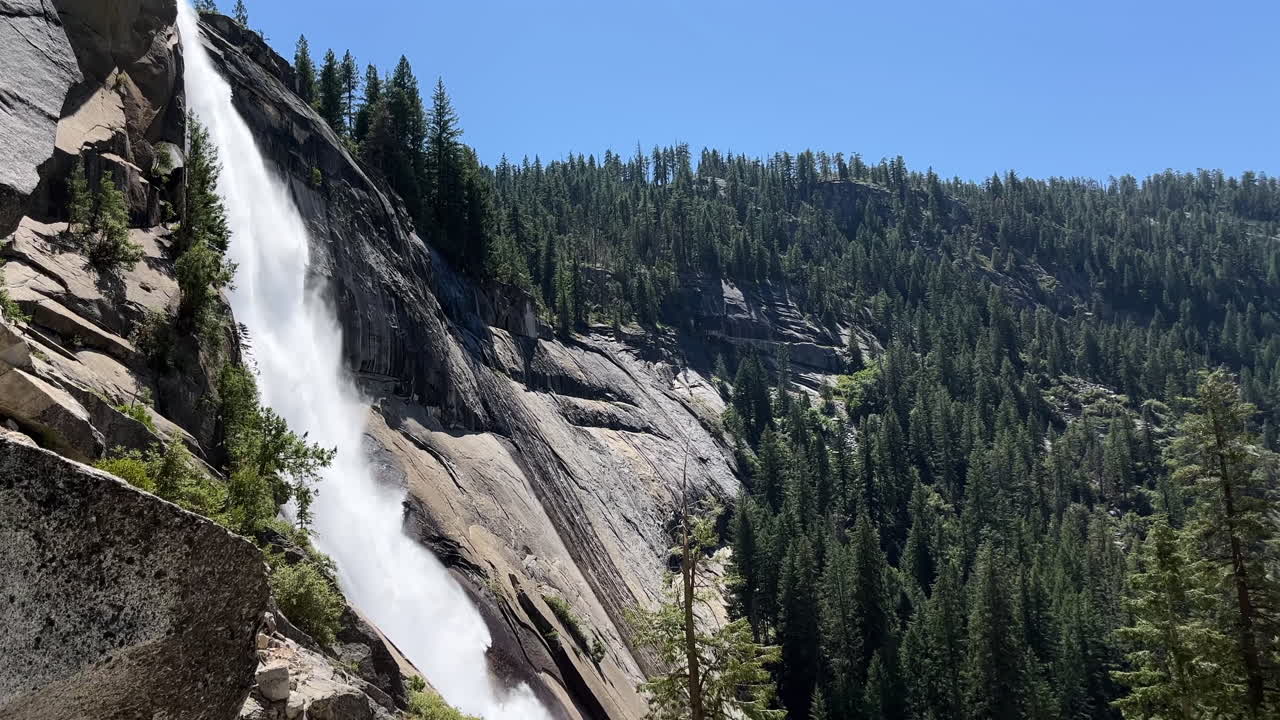 Cascada sobre un valle de montaña, Cataratas Nevada en Yosemite