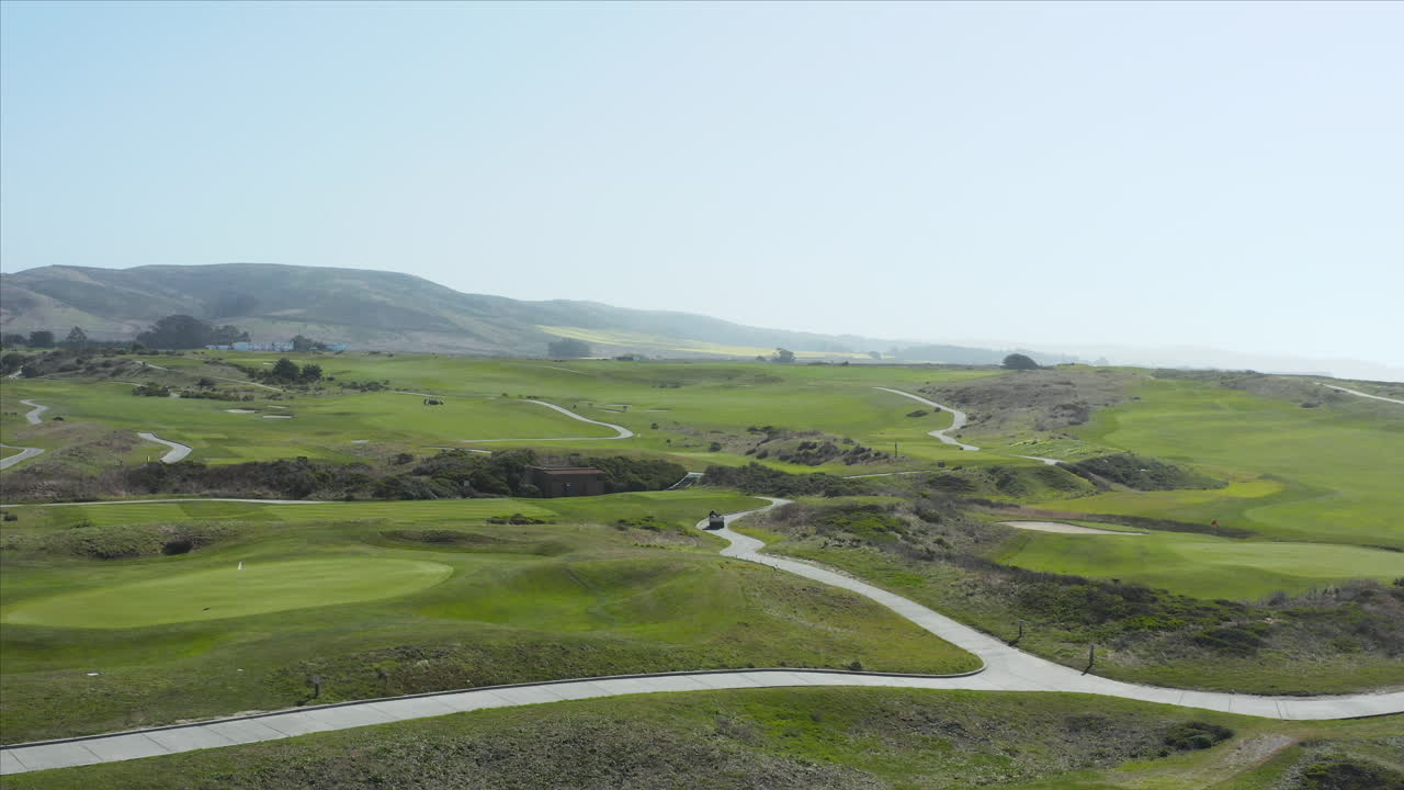 미국 캘리포니아 하프 문 베이에 있는 골드 코스에서 잔디를 깎는 잔디 깎는 기계의 공중 드론 샷