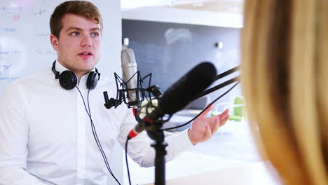 hombre siendo entrevistado para un podcast, de cerca