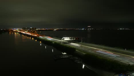 calzada de la bahía de tampa en el lapso de tiempo de la noche con aterrizaje de aviones
