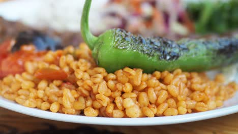 plato de bulgur turco con pimienta a la parrilla