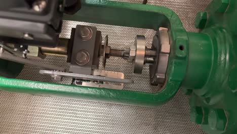 válvula de control neumática en movimiento en un proceso