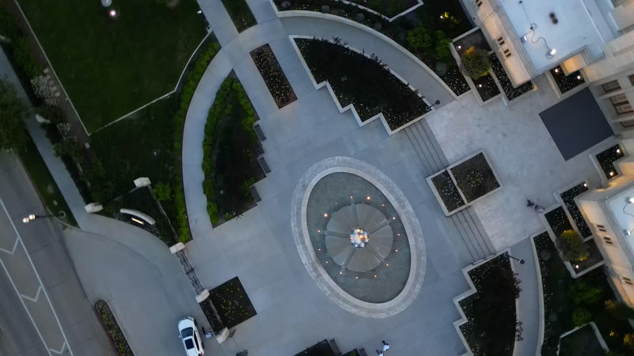 lds mormon templo en ogden utah vuelo de avión no tripulado volando al anochecer en una hermosa noche de verano y dando vueltas en círculos o barril rodando un completo 360 grados sobre la fuente de agua característica en los terrenos del templo