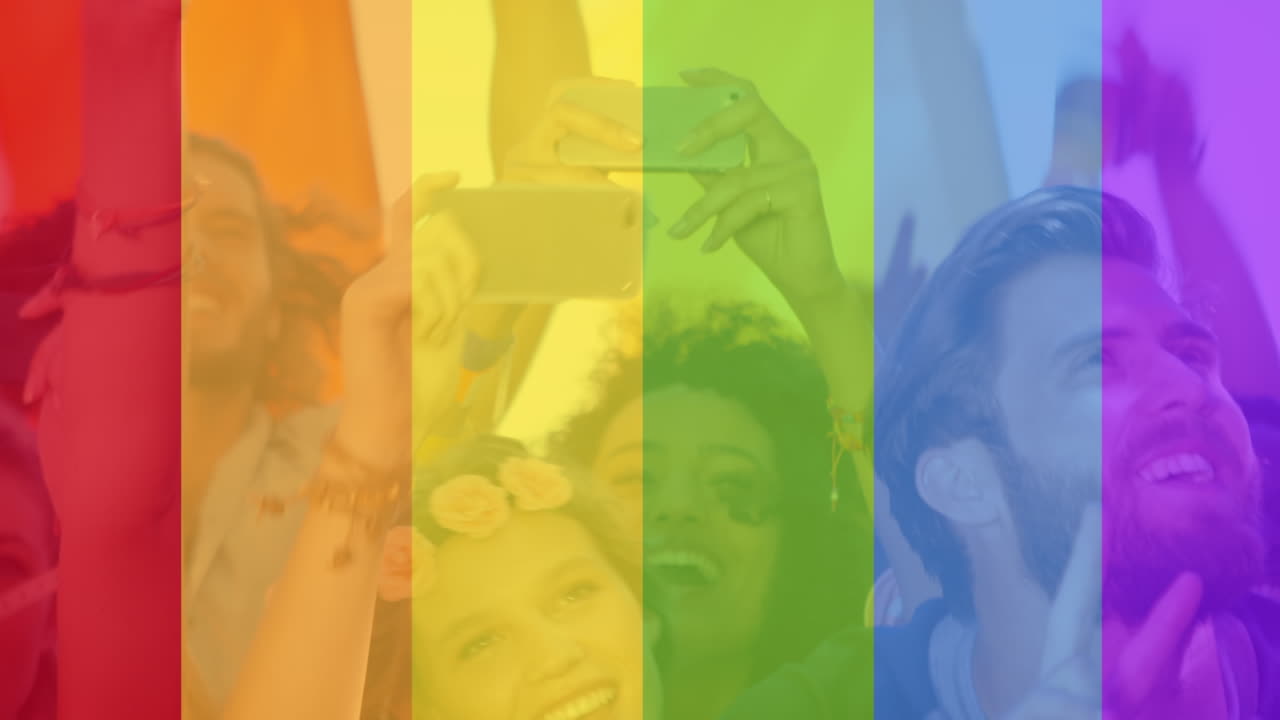 animación del arco iris sobre un grupo de personas felices