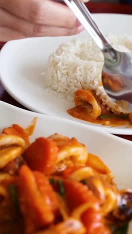 saboreando un delicioso plato de mariscos tailandés