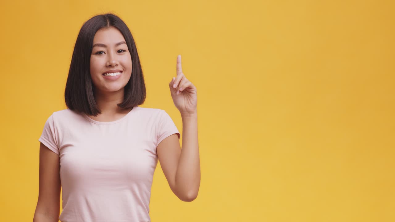 Glad asiatisk kvinde med en aha-oplevelse