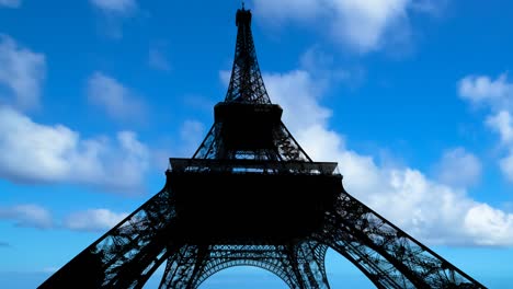 el cielo azul de la torre eiffel en el lapso de tiempo