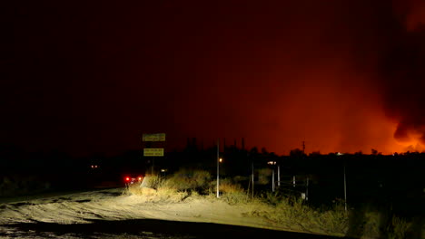 Coches-Conduciendo-Hacia-El-Cielo-Anaranjado-De-Los-Incendios-Forestales-De-California