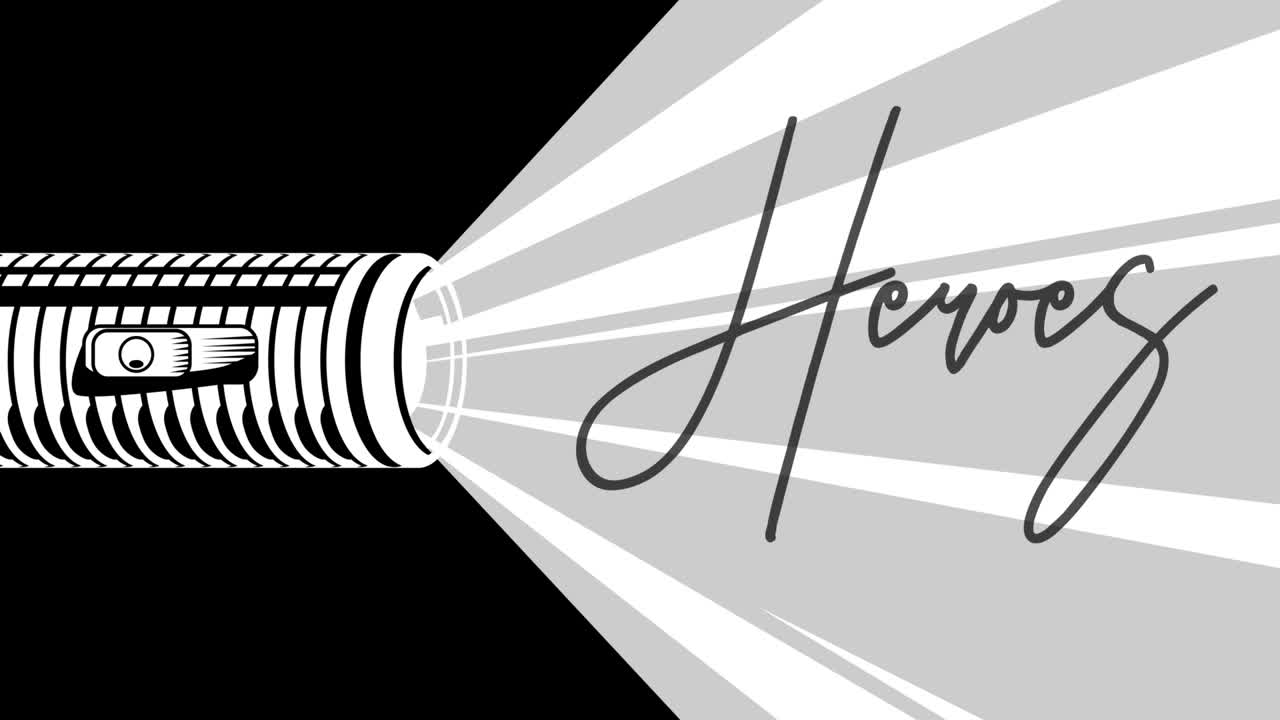 la linterna ilumina el texto de los héroes. la mano sostiene el bolsillo de la lámpara eléctrica.