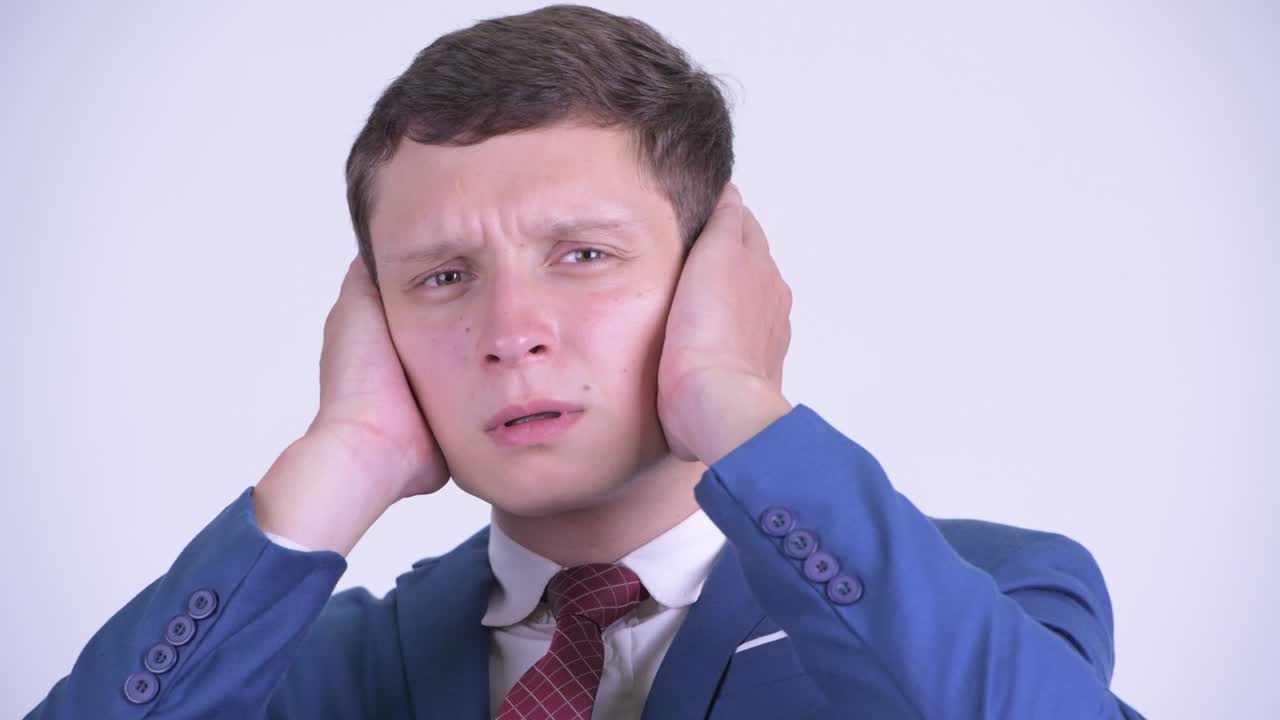 슈트 입은 잘생긴 젊은 사업가