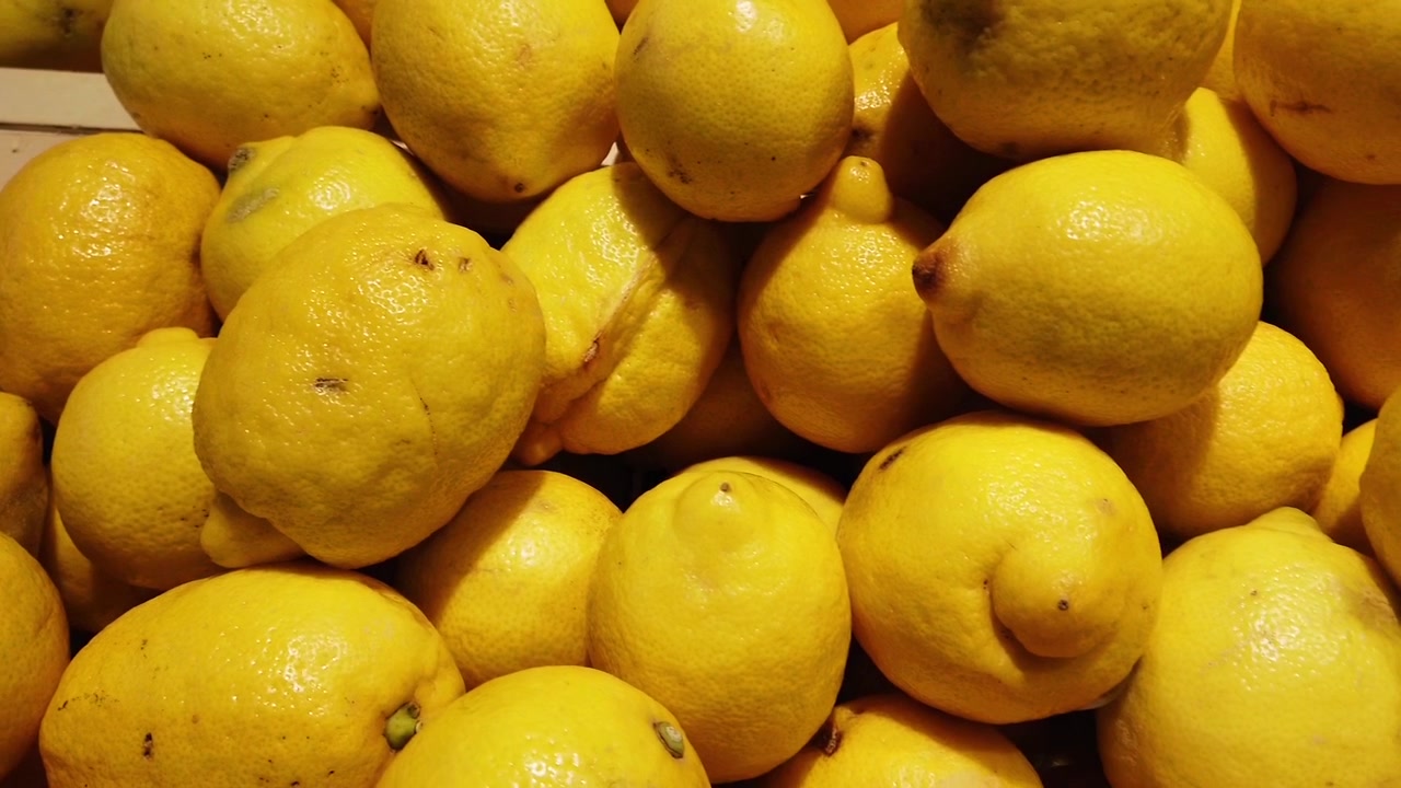 Limoni succosi e maturi nel negozio
