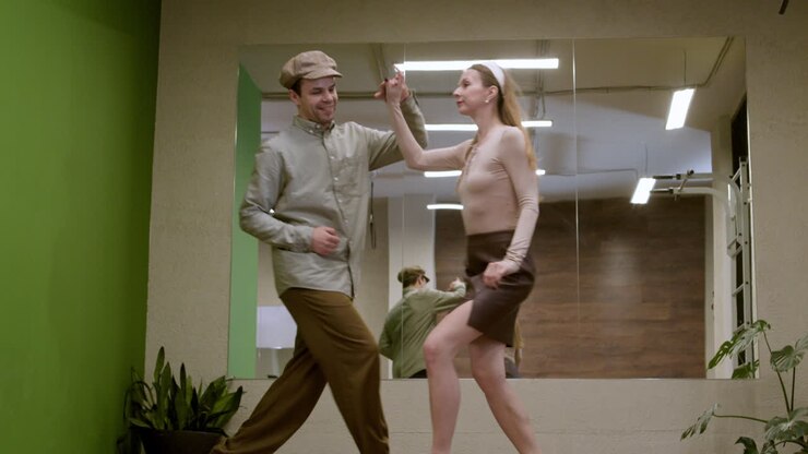 Students in swing lesson