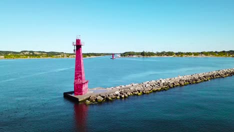 Antena-Sobre-Un-Faro-En-Muskegon-Michigan-1