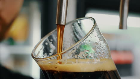 vertiendo una cerveza oscura