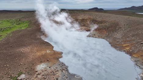 Die-Vorwärtsansicht-Einer-Luftdrohne-Auf-Den-Dampfsee-Von-Engjahver-Auf-Der-Halbinsel-Reykjanes-In-Island,-Der-Direkt-über-Dem-Dampf-Schwebt