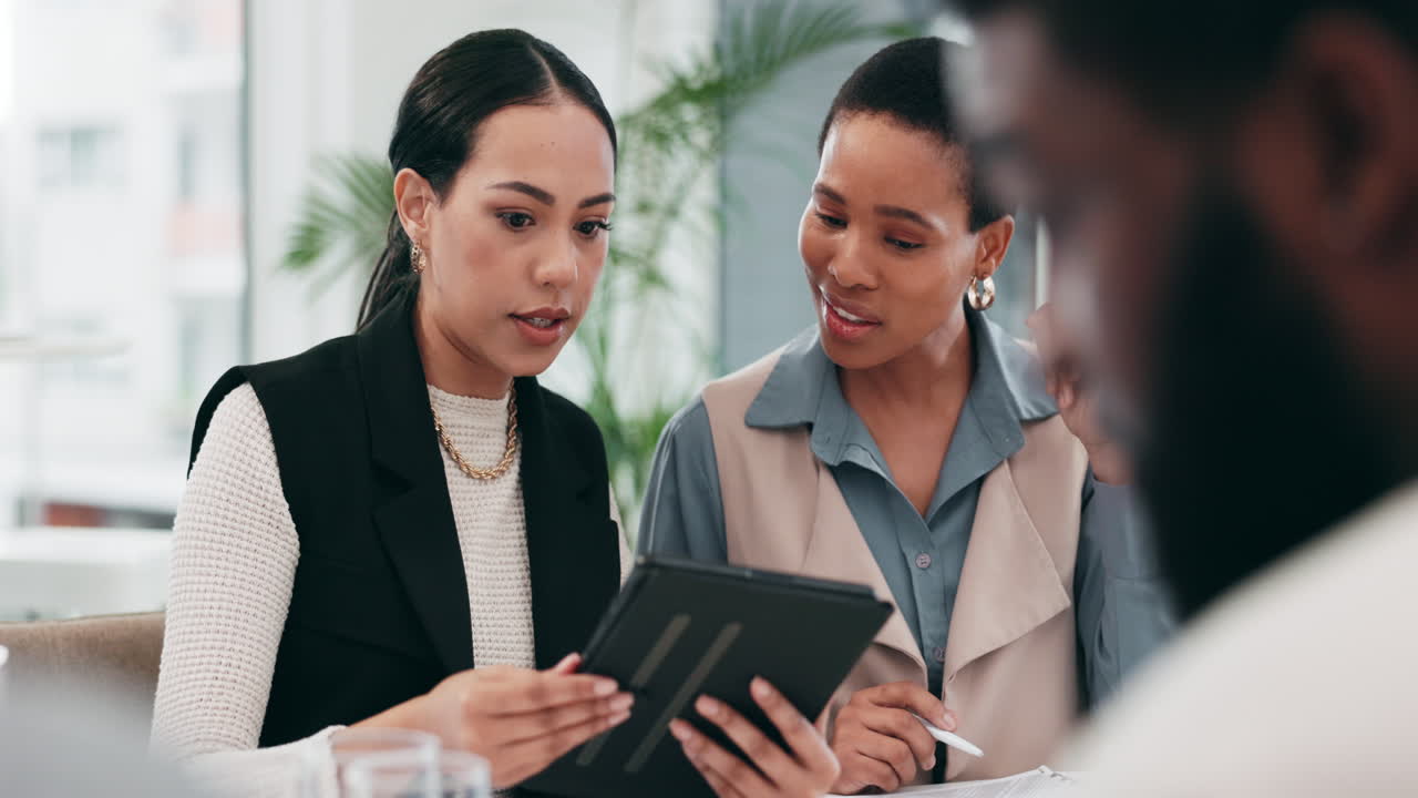Professionnels, réunion ou groupe avec une tablette
