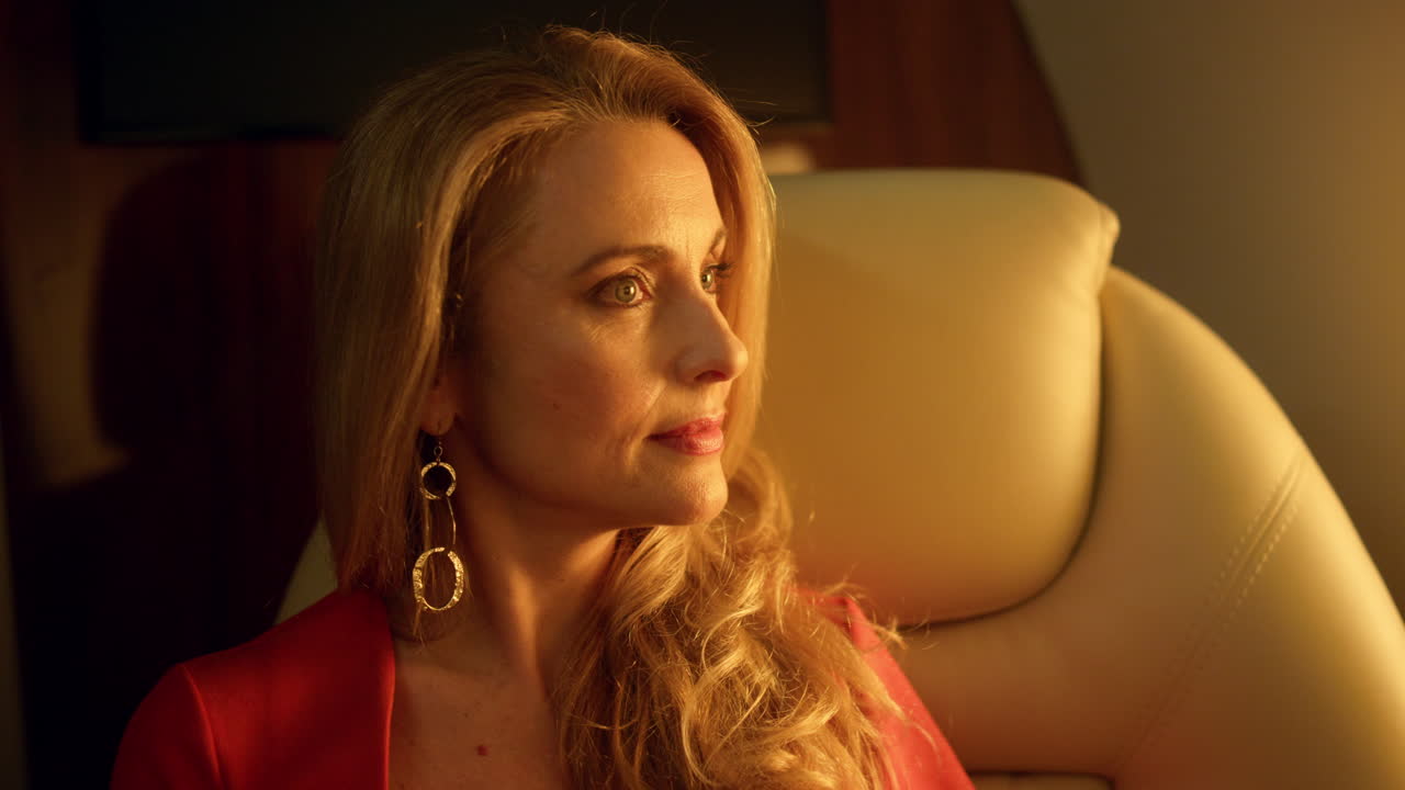 ⁇ 빛 클로즈업에서 멀리 보이는 사려 깊은 여인. 화려한 사업가 여인이 긴장을 풀어