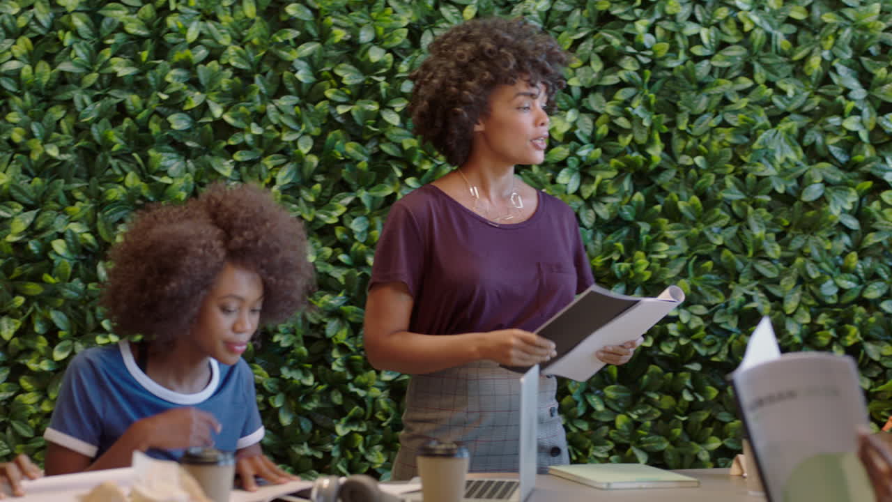 hombres de negocios afroamericanos se reúnen líder de equipo mujer compartiendo documentos corporativos colegas trabajando juntos en proyectos creativos lluvia de ideas en la presentación de la oficina