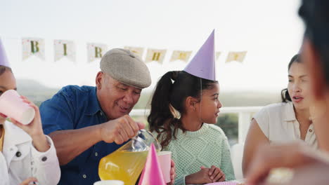 mamá, abuelo y niña en el parque para el cumpleaños