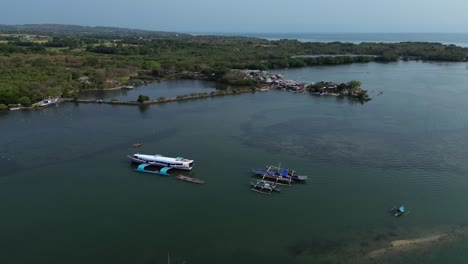 Toma-Aérea-Del-Pueblo-Pesquero-De-Batangas-Calatagan