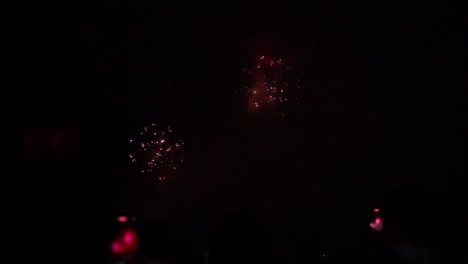 hermoso festival de fuegos artificiales de zushi en japón