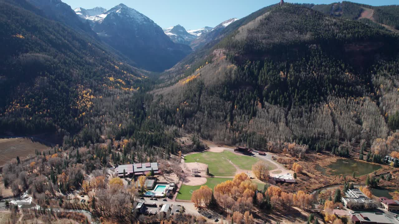 drone disparado panorámica sobre el parque de la ciudad en telluride, co