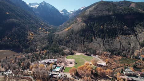 Disparo-De-Un-Dron-Sobre-El-Parque-De-La-Ciudad-En-Telluride,-Co