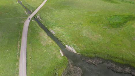 Auto-Fährt-über-Landbrücke,-Um-über-Wasserkanal-Zu-Fahren