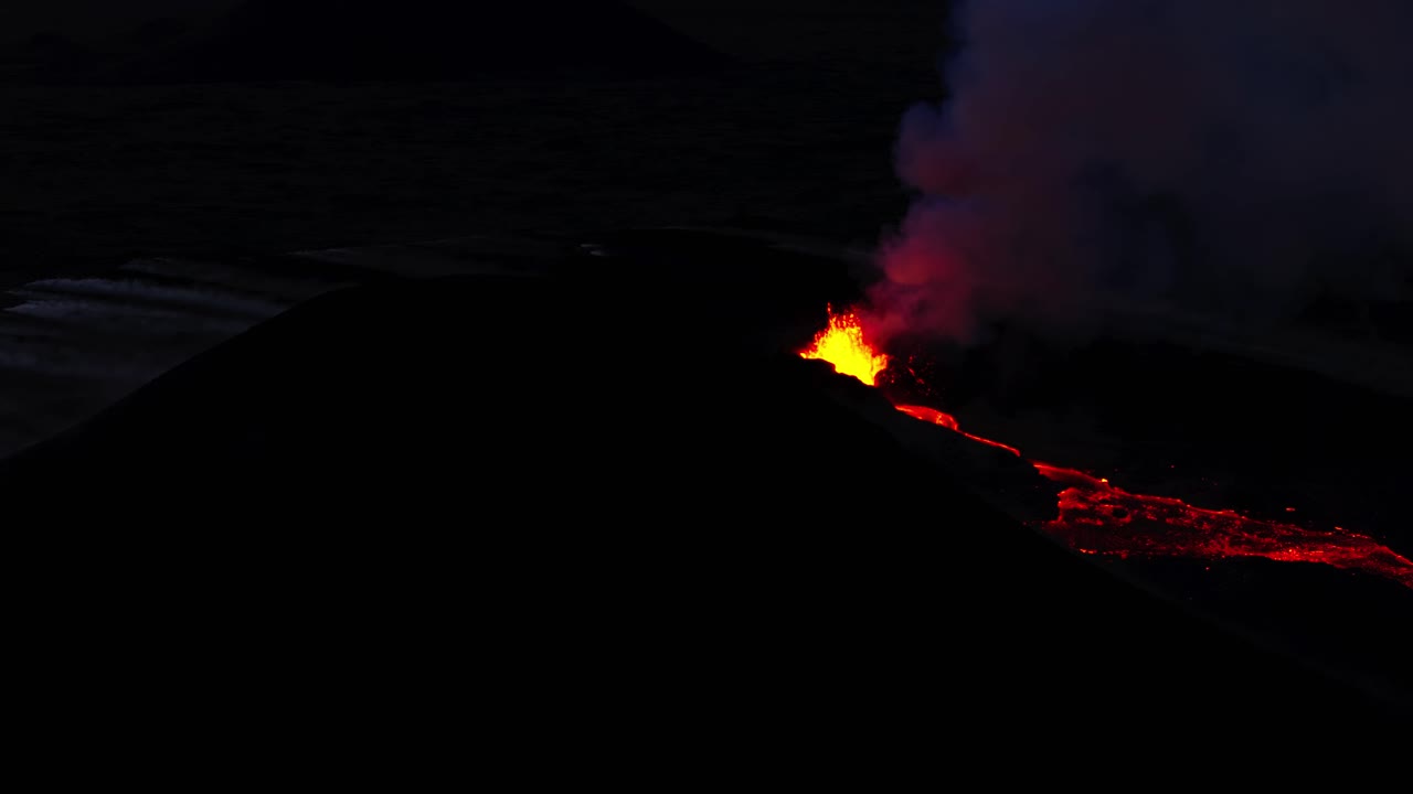 erupción del volcán en islandia al anochecer con magma caliente y humo