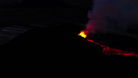 Erupción-Volcánica-En-Islandia-Al-Anochecer-Con-Magma-Caliente-Brillante-Y-Humo