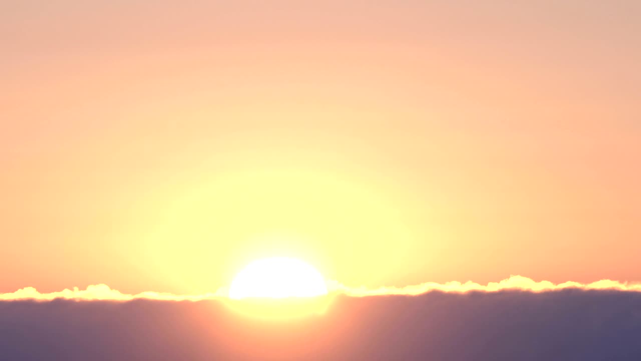 떠다니는 구름을 통해 떠오르는 놀라운 태양.