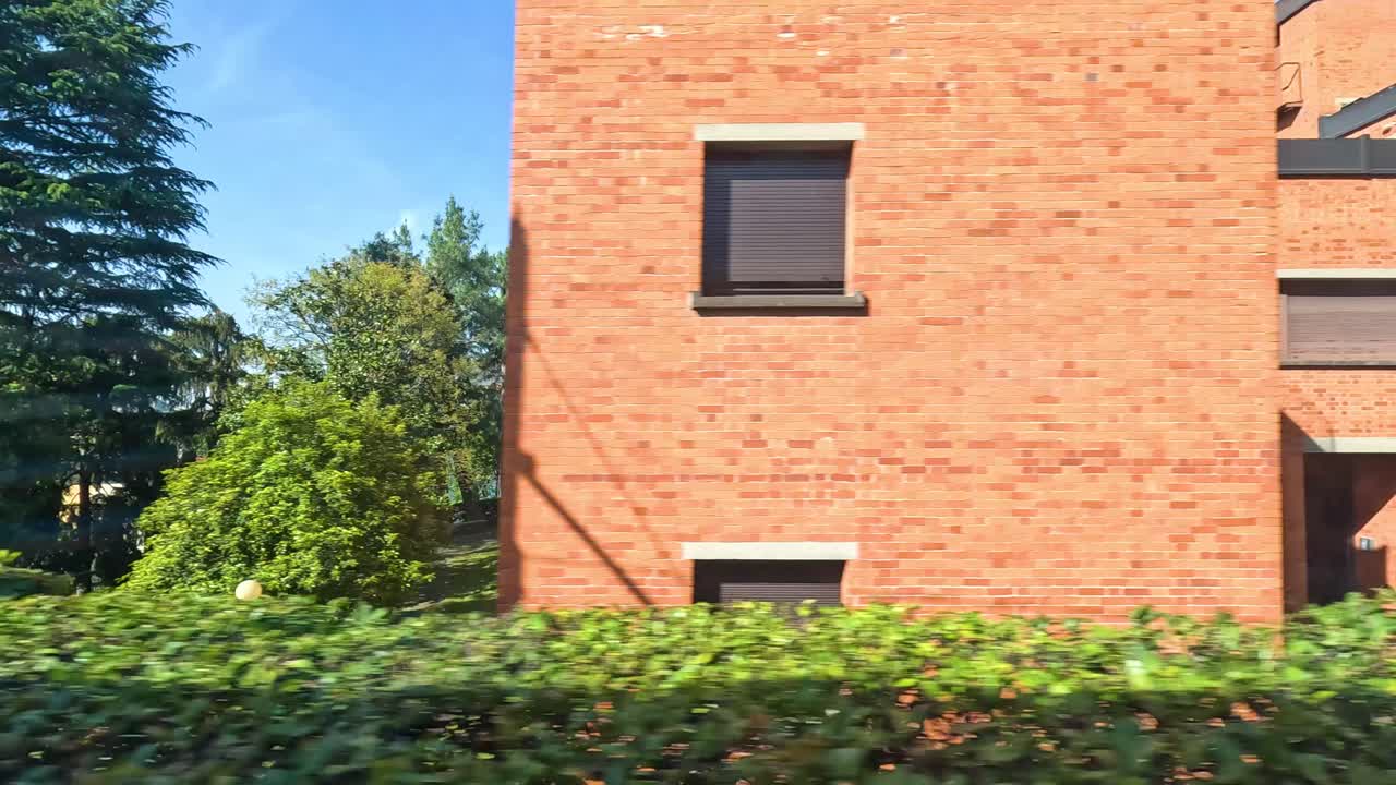 교외의 집과 울창한 초록색을 지나가는