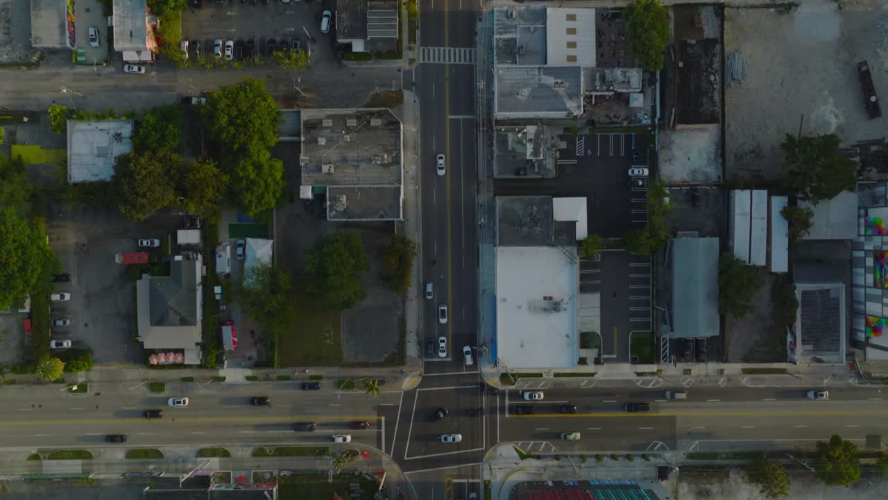 Vista aérea panorâmica do tráfego nas estradas em um bairro urbano. Malha viária retangular vista do alto. Miami, EUA.