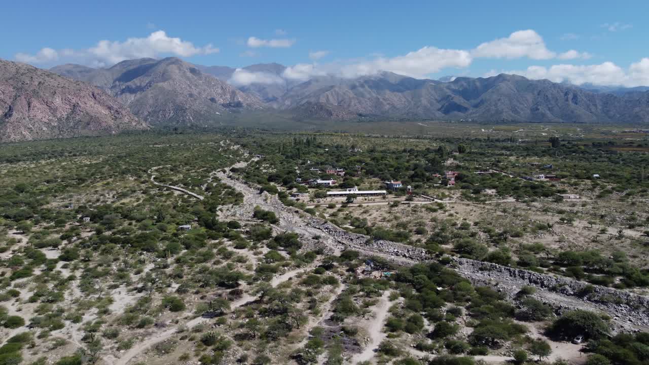 sobrevuelo seco en el lecho rocoso de un río en la meseta montañosa de cafayate, argentina