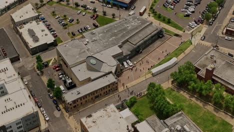 vista aérea cinematográfica de memphis tennessee v50 zoom en el museo nacional de derechos civiles, inclinación hacia arriba para alejar revela el paisaje urbano del centro y el río mississippi - filmado con cine mavic 3 - mayo de 2022