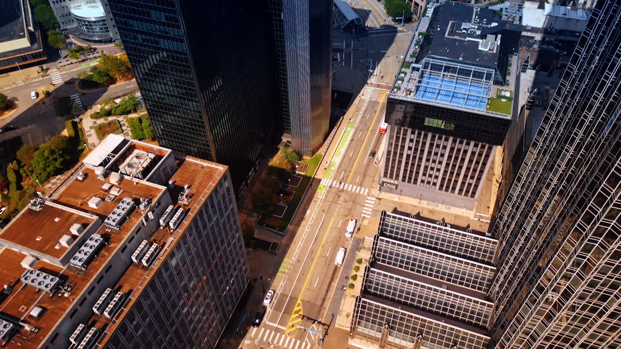 Pittsburgh, EUA, 2 de agosto de 2025: filmagem das edificações do centro de Pittsburg, Pensilvânia, EUA. Perspectiva aérea da cidade e do rio com pontes.