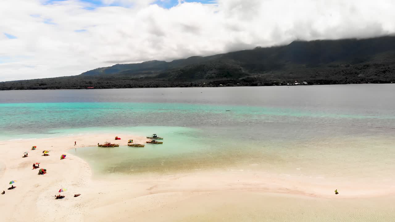 아시아의 이국적인 섬 해변 열대 섬 낙원 위로 공중 드론이 발사되어 관광객들이 휴가를 즐기고 있습니다.