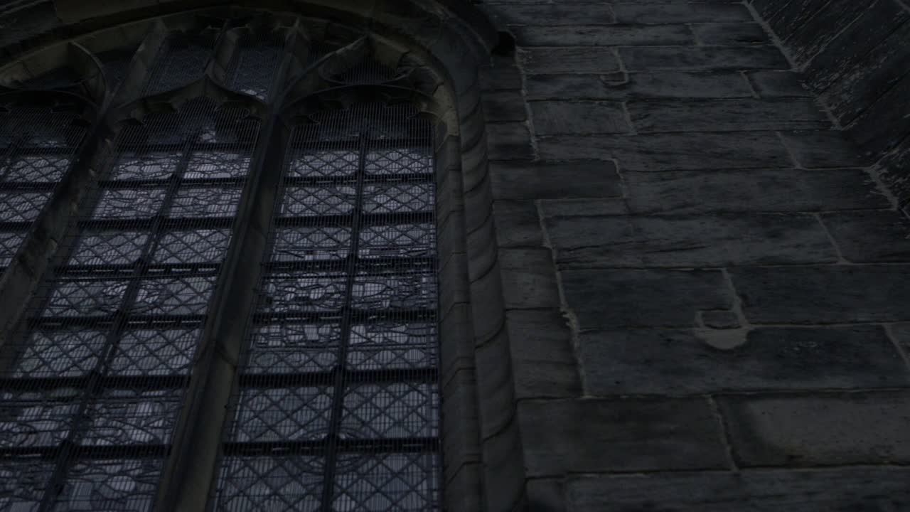 오래 된 영국 교회 틸트 샷에 스테인드 글라스 창문