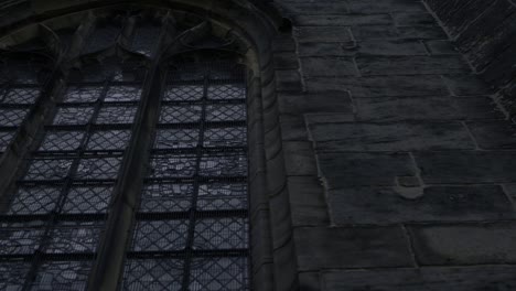 vidrieras en la antigua iglesia inglesa tiro inclinado
