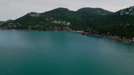 un dron se acerca a la isla de koh samui en tailandia.