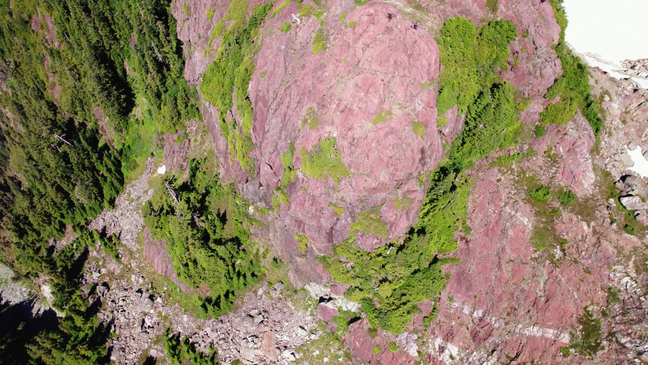 정상 회담 - mackenzie range, vancouver island, bc, canada의 공중 하향식 비행