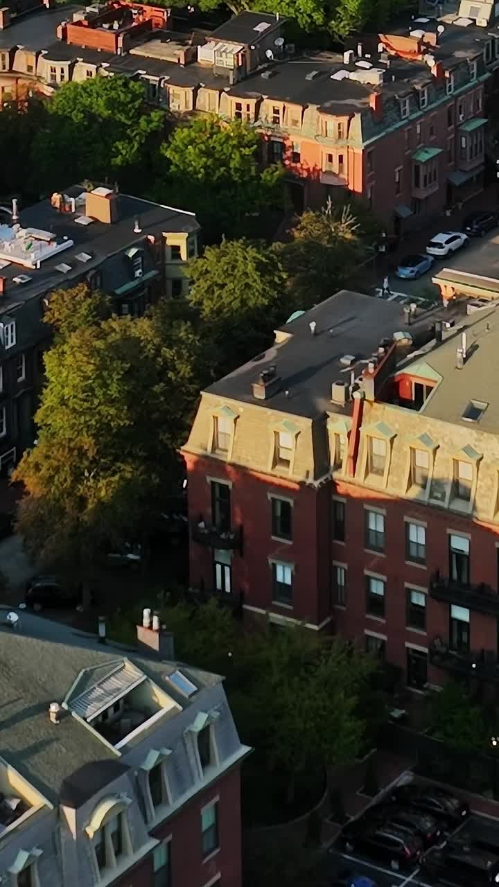 Vue aérienne de bâtiments urbains et d’arbres verdoyants aux États-Unis