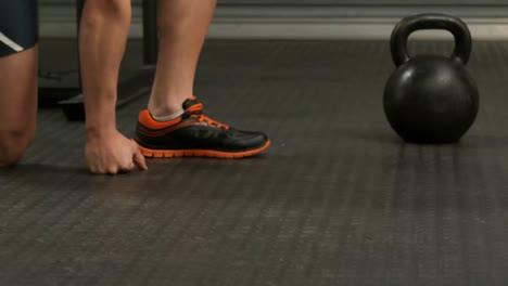 animación del procesamiento de estadísticas sobre un hombre caucásico haciendo ejercicio en el gimnasio