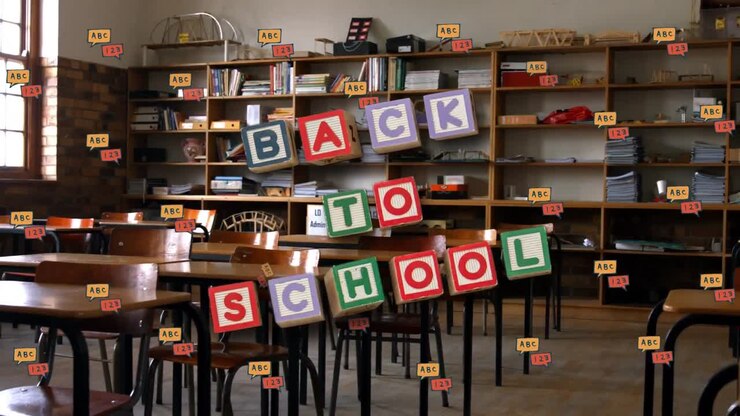 Animatie van terug-naar-school-tekst boven pictogrammen van schoolspullen en een leeg klaslokaal