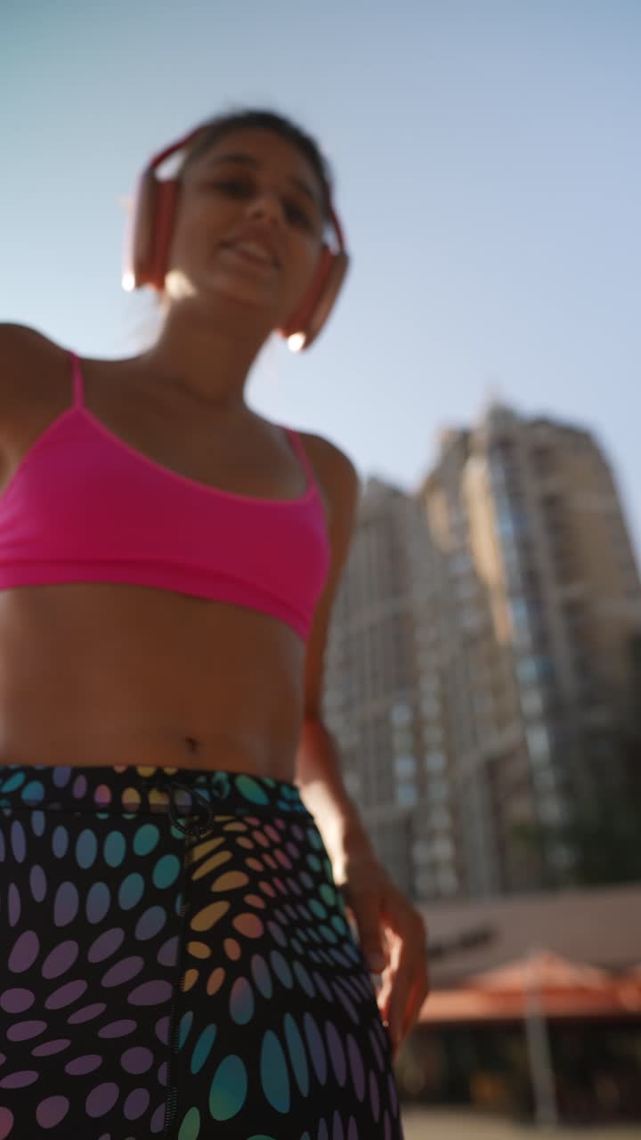 mujer haciendo ejercicio con ropa deportiva